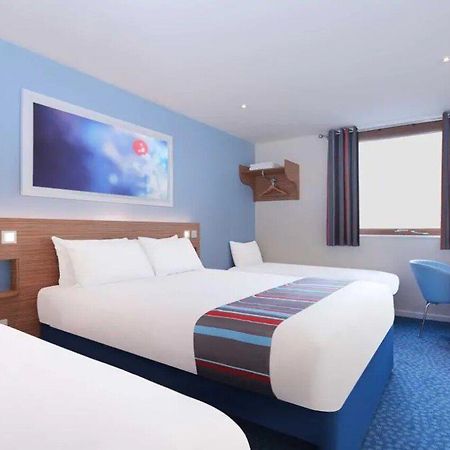 Travelodge Bracknell Central Exterior photo