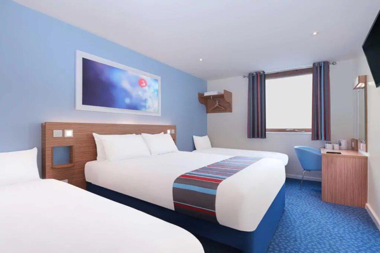 Travelodge Bracknell Central Exterior photo