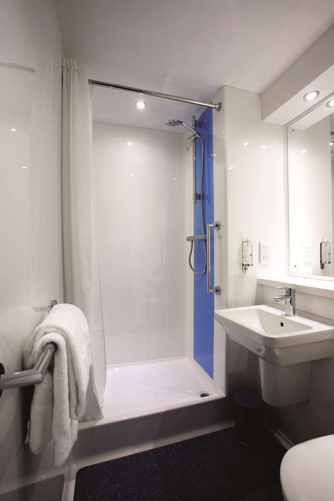 Travelodge Bracknell Central Room photo