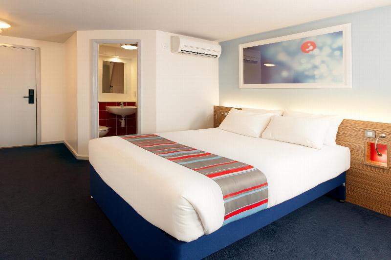 Travelodge Bracknell Central Exterior photo