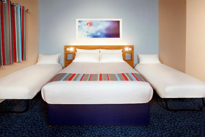 Travelodge Bracknell Central Exterior photo
